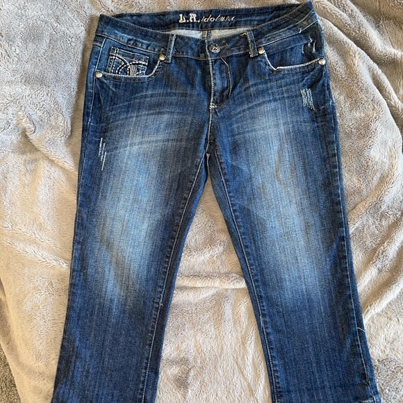 LA Idol Distressed Cropped Jeans - Picture 2 of 7